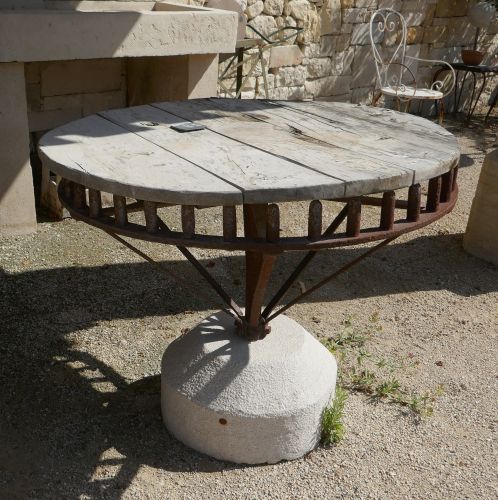 Table de jardin en vieux matériaux par Alain Bidal Matériaux Anciens en Provence