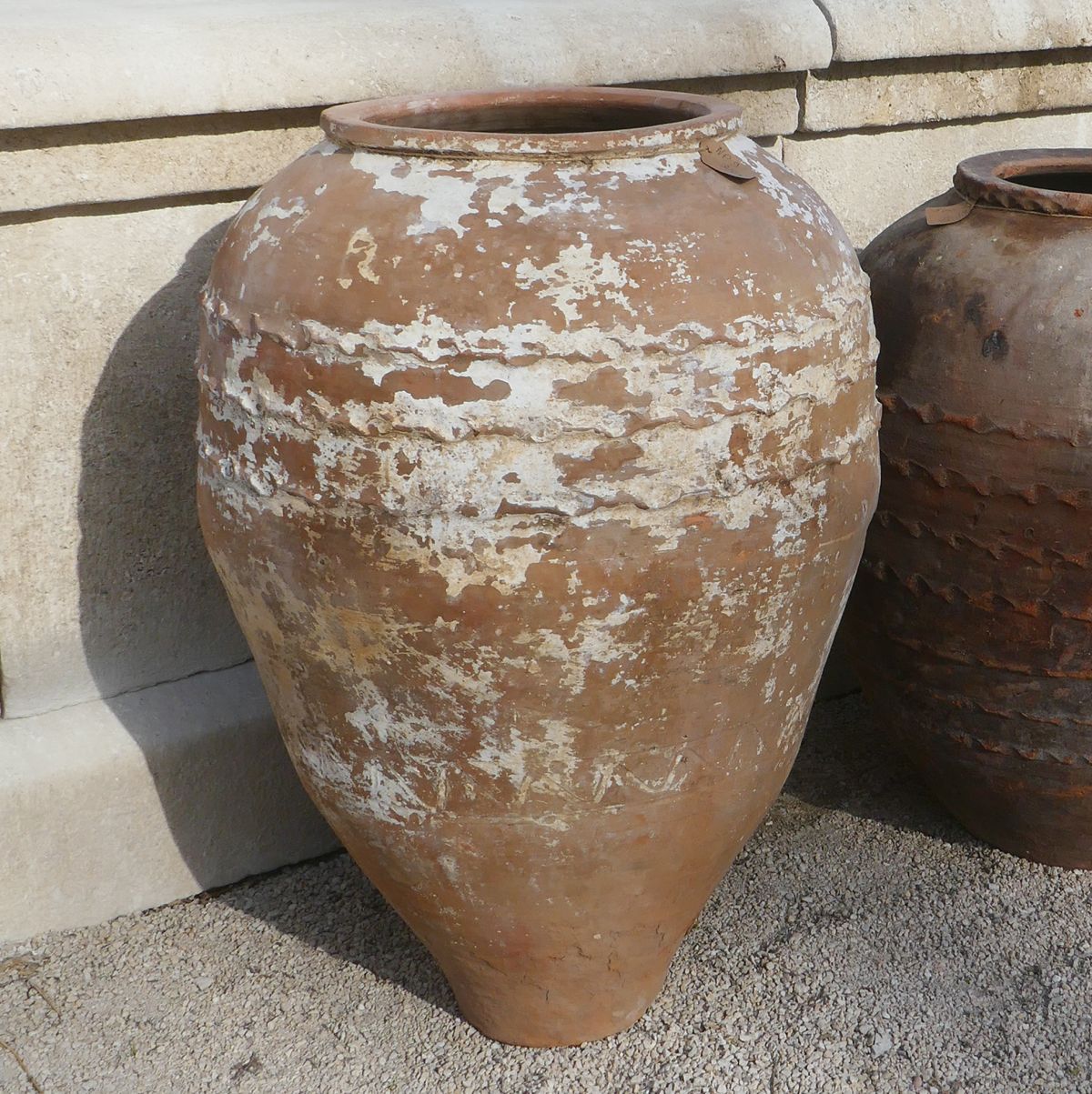 Belle jarre rustique en terre cuite : ancienne jarre méditerranéenne
