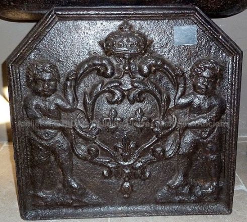 Plaque de cheminée en fonte ancienne 19 ème - chérubins et armes de France.