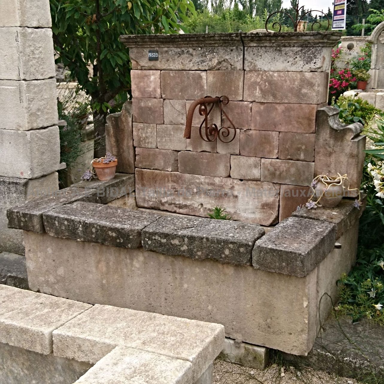 Grande fontaine rare à la vente : fontaine d'extérieur avec bac, une fontaine murale avec fronton et bassin.