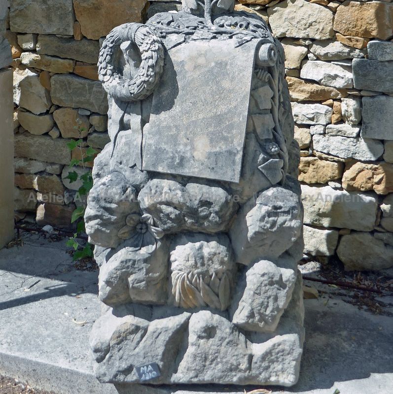 Superbe stèle en pierre véritable avec croix chrétienne