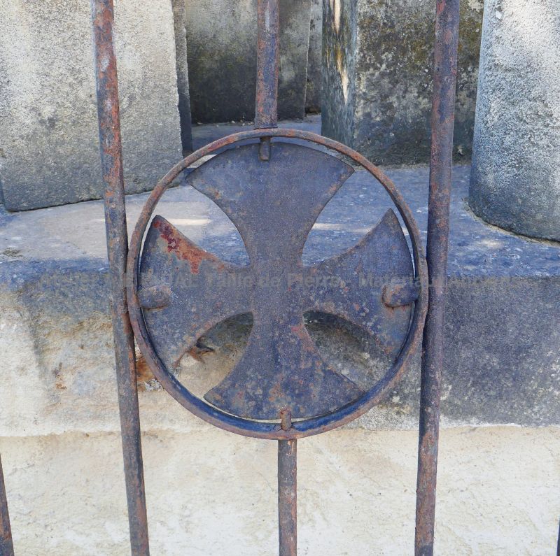 La Croix des Templiers : bel ornement forgé à la main sur notre ancien portillon cintré en fer forgé ajouré