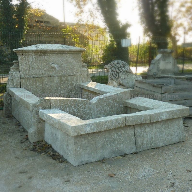 Beau lavoir ancien en pierre | Fontaine en pierre ancienne pour aménagement de jardin au charme provençal.