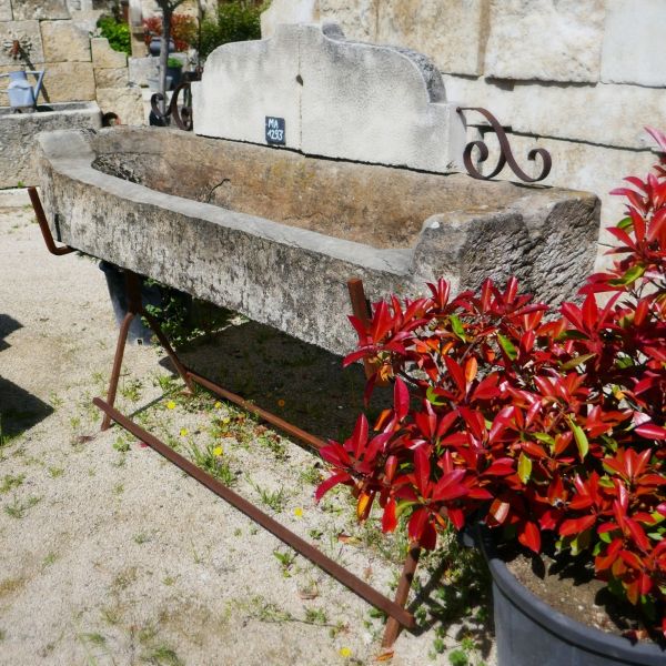 Un bel évier à l'ancienne conçu par nos artisans en matériaux anciens | Cuisine d'été de chez Alain Bidal en Provence.