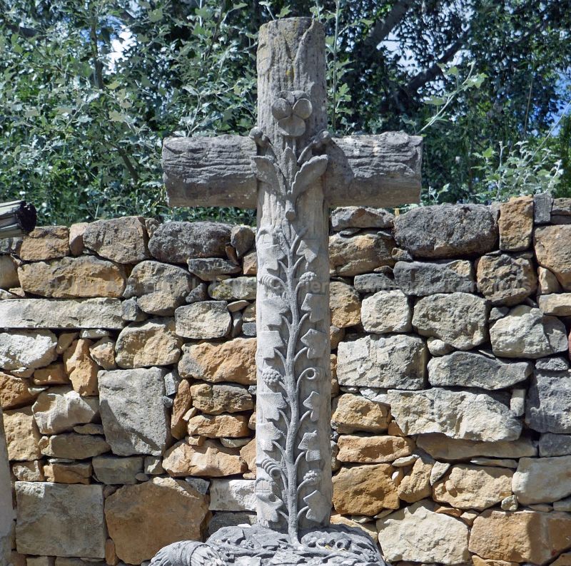 Superbe stèle avec croix sculptée en pierre de taille par les matériaux anciens en PRovence BIDAL