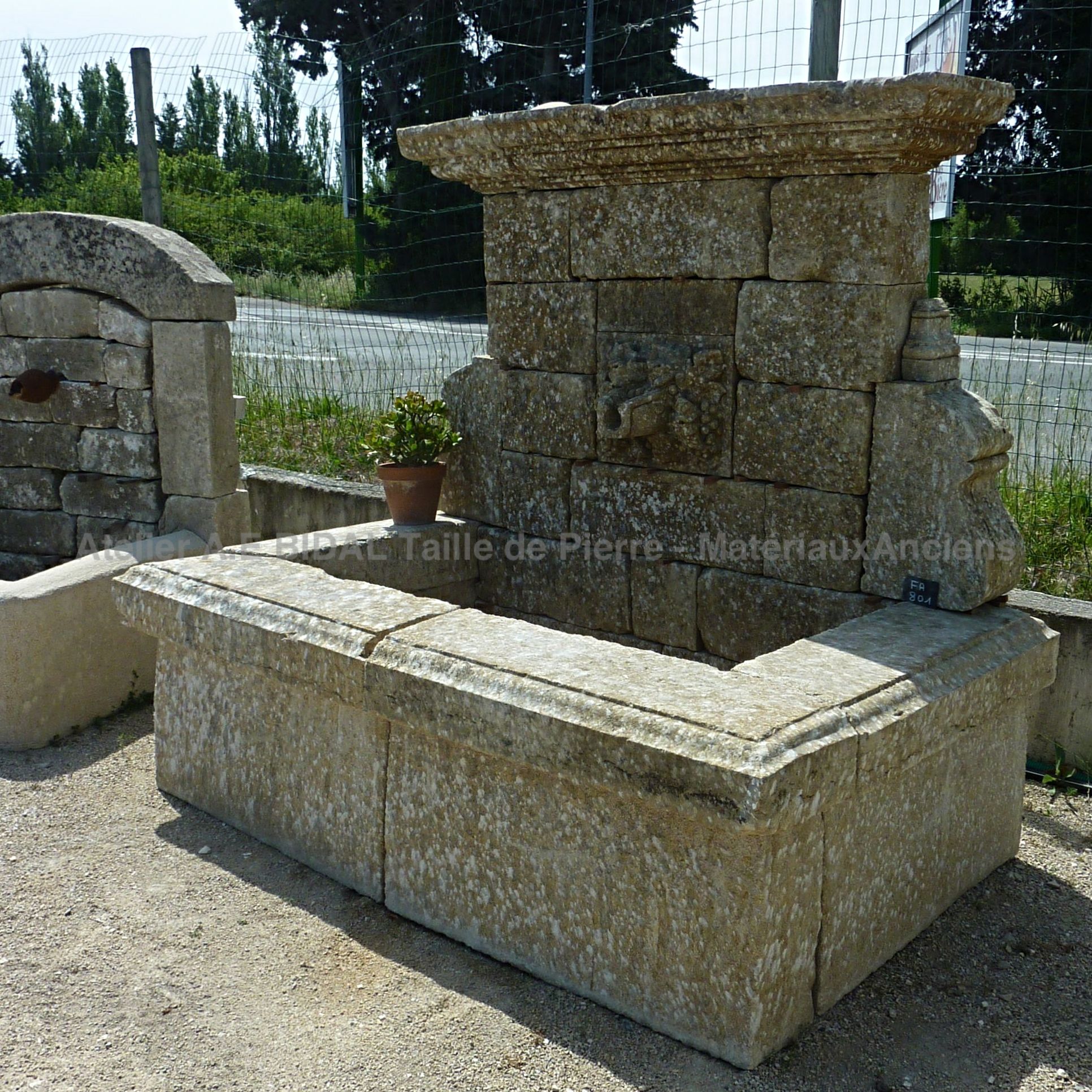Fontaine d'extérieur avec bac rectangulaire - Fontaine décorative.