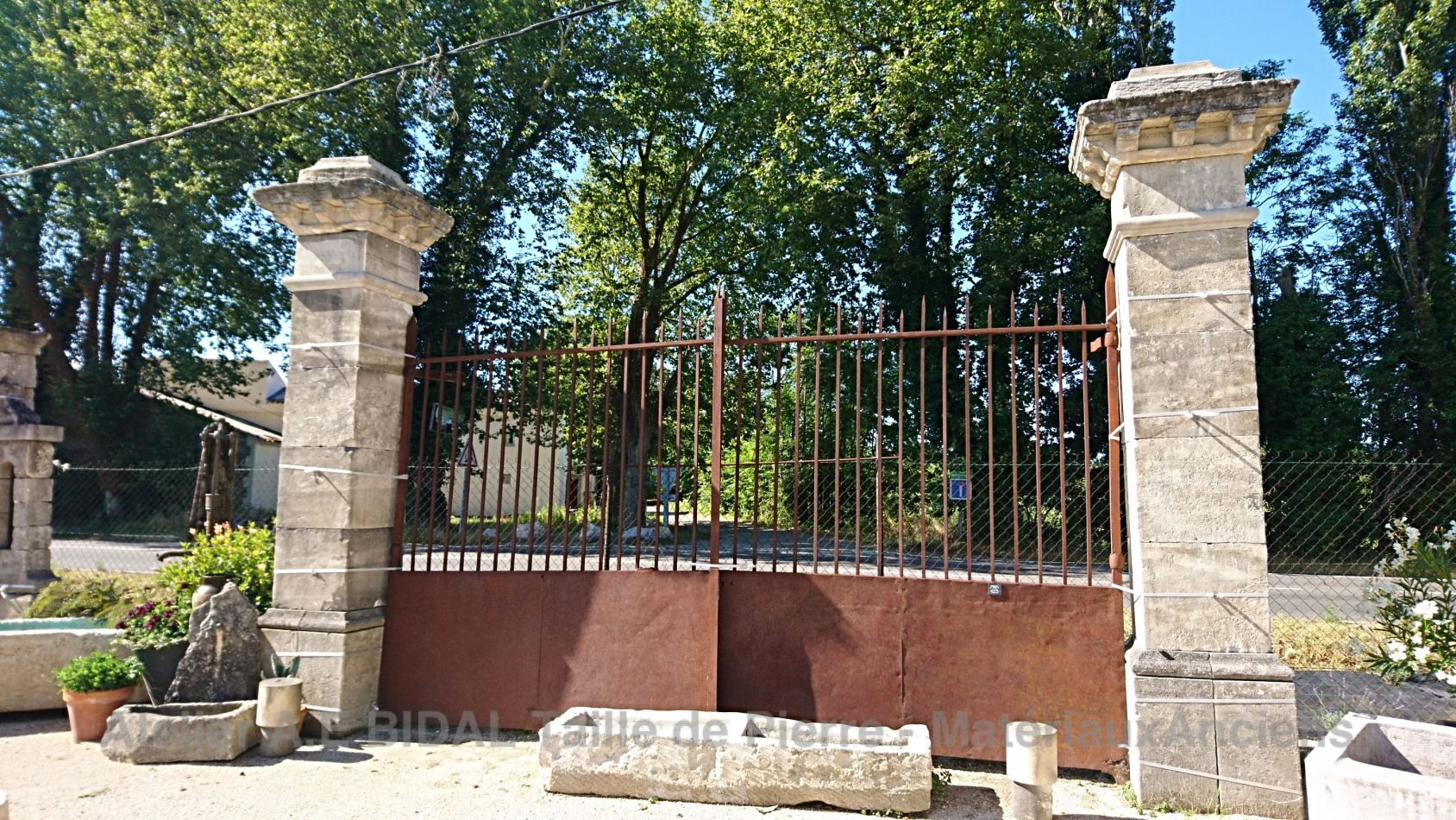 Les Mémoires d'Adrien in Provence offers you a wide range of restored antique portals in wrought-iron.