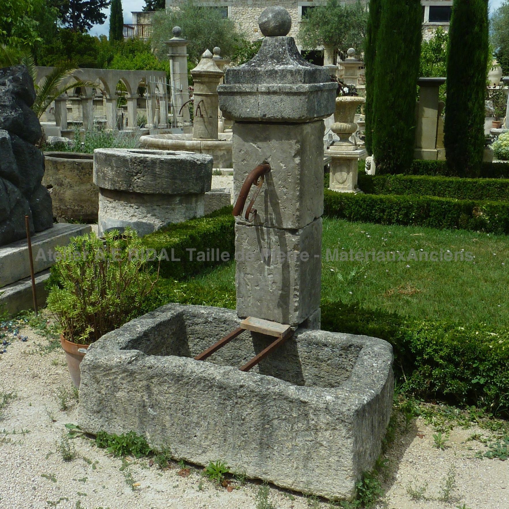 Fontaine murale d'un aspect fortement rustique - une ancienne fontaine traditionnelle des campagnes d'autrefois.