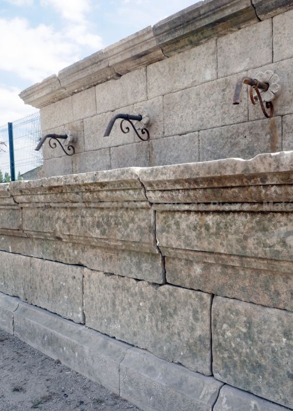 Fontaine de jardin en pierres vieillies - Fontaine murale pour jardin en vente chez Atelier Alain BIDAL (Provence)