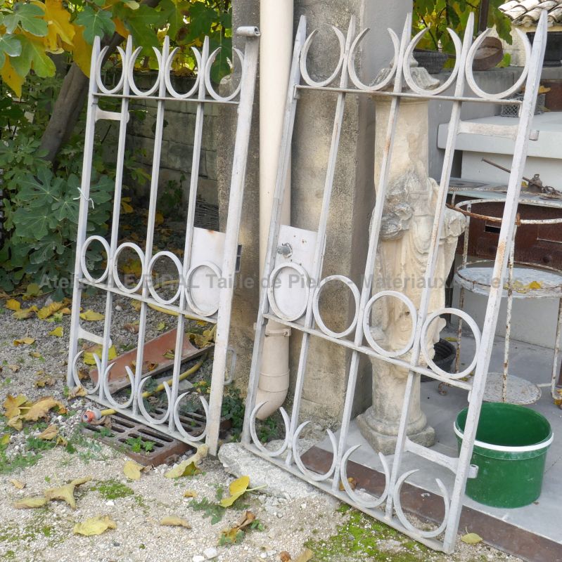 Portillon ancien d'une allure sobre : petit portillon de jardin à 2 vantaux en fer forgé blanc