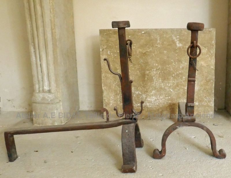 Ancienne paire de landiers en fonte de chez Alain BIDAL Matériaux Anciens en Provence.