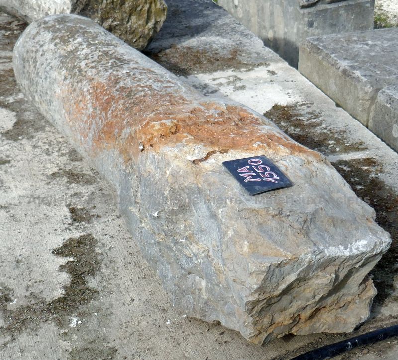 Ancienne borne en pierre : borne en pierre massive de plus d'un mètre de haut pour aménagement extérieur