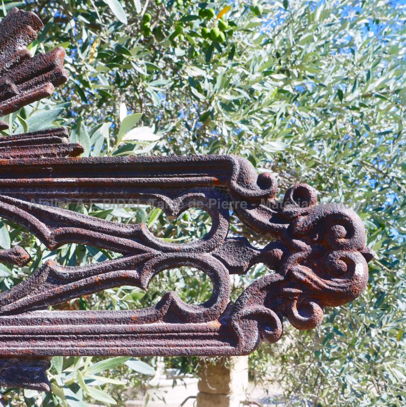 19th century cast iron cross on a carved limestone pedestal for sale in Provence (Atelier Alain BIDAL)