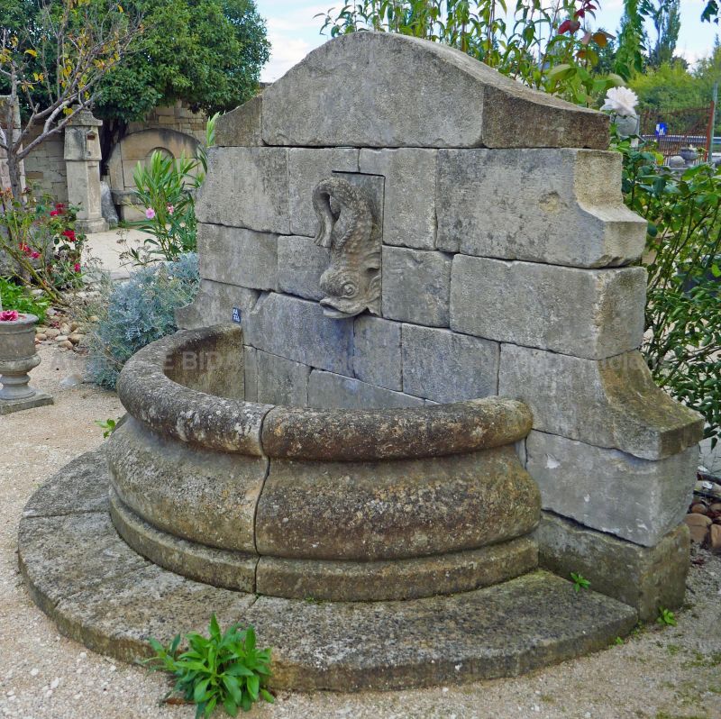 Wall fountain in an half-moon shape | Old stone fountain with an ideal shape to be against a wall.
