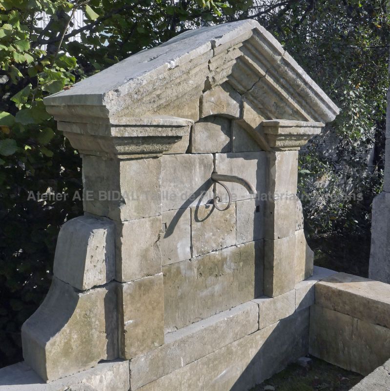 Fronton en pierres et sa sortie d'eau en fer forgé : Fontaine murale par Alain BIDAL Matériaux Anciens en Provence