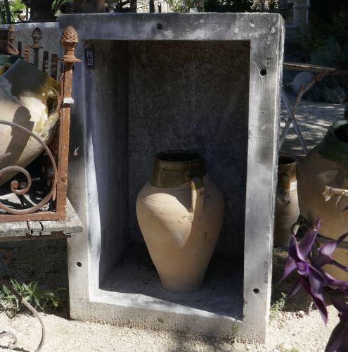 Beautiful old stone basin, ideal for a rustic and elegant garden decoration.