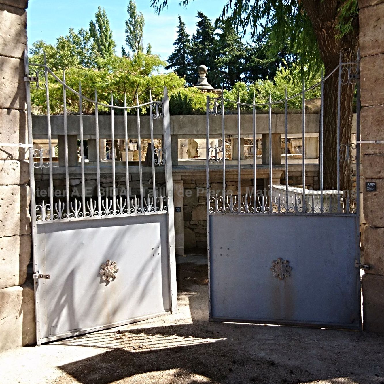 Large portail d'entrée en fer forgé par Alain BIDAL Matériaux Anciens en Provence