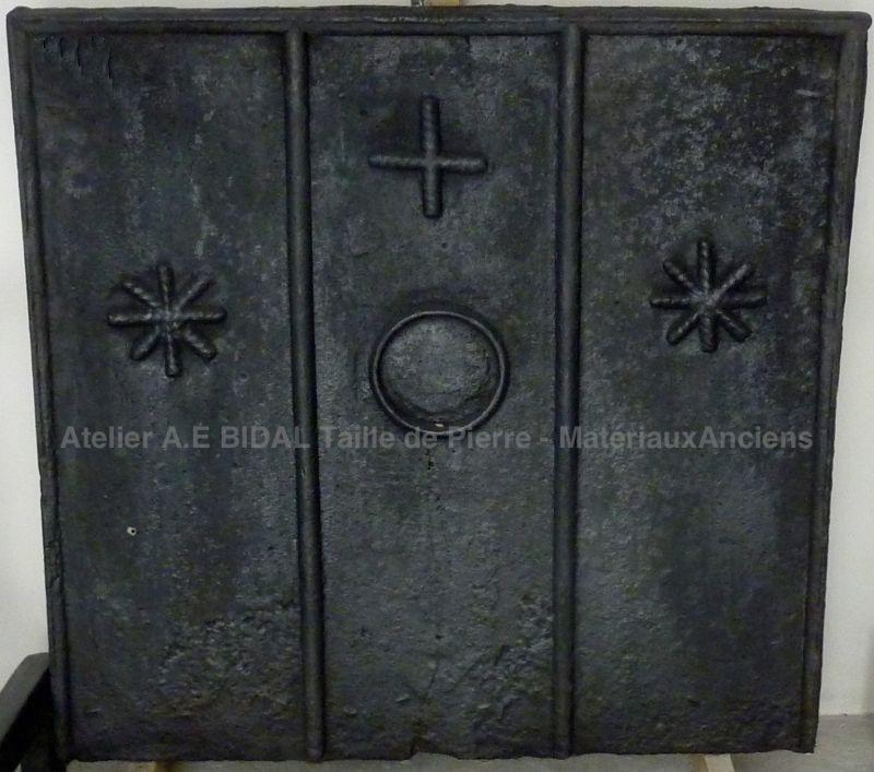 Accessoires cheminée gothiques - plaque de cheminée en fonte avec croix et étoiles.