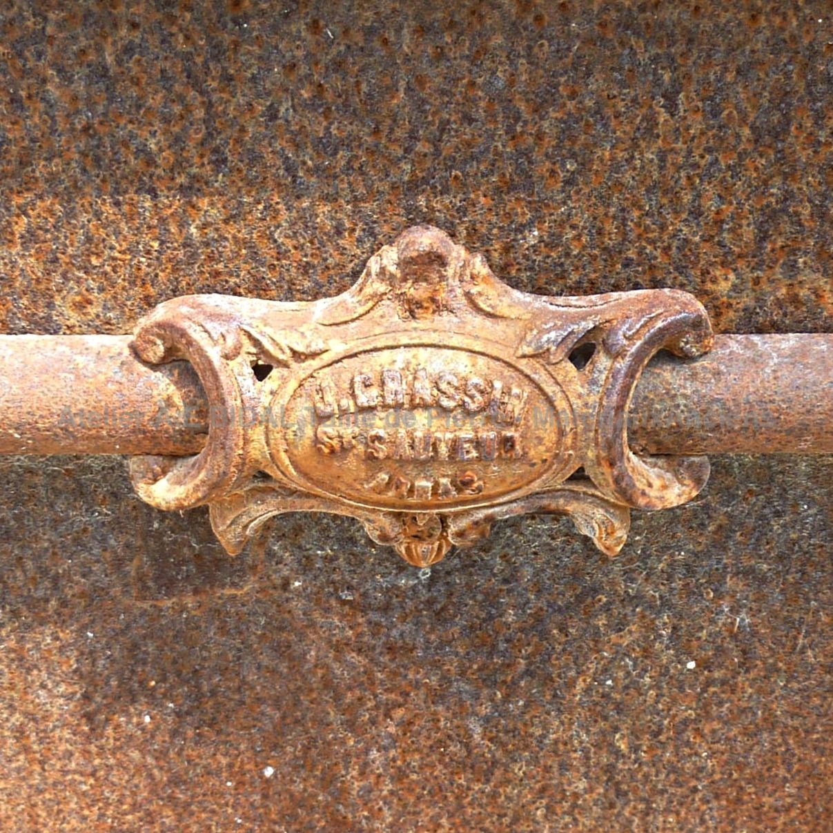 Portail ancien avec beau système de fermeture et gonds de fixation - portail en fer forgé.