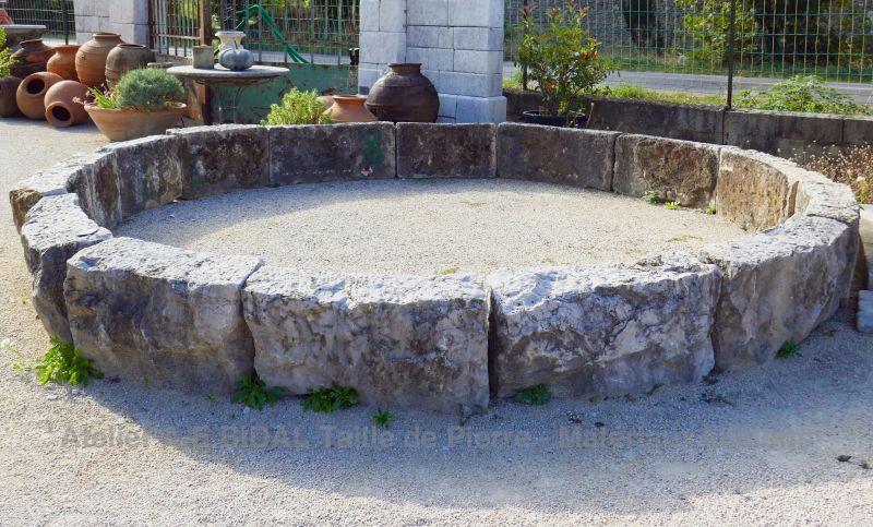 Très beau bassin ancien en pierre | Grand bassin en pierre dure pour décorer avec goût un jardin ou un parc.