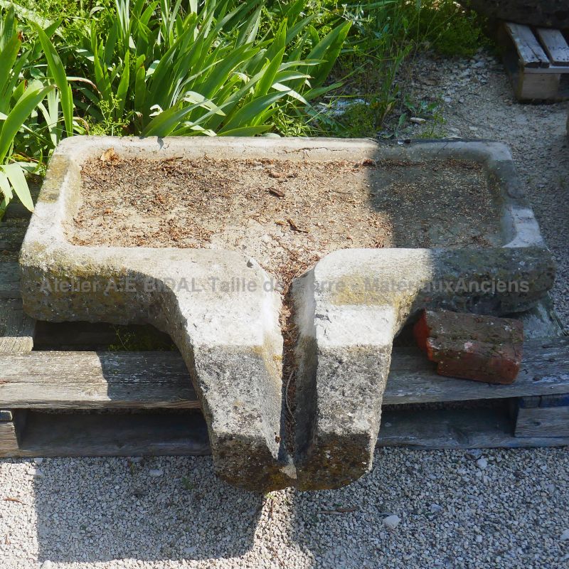 Déversoir ancien en pierre massive : ancien évier peu profond en pierre par l'Atelier Alain BIDAL