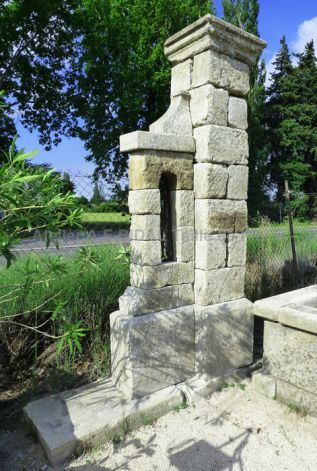 Pilier ancien avec muret en pierre de Buget - un pilier ancien avec muret.