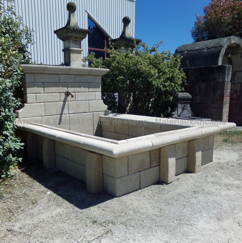 Garden basin in weathered stone : Provençal style wash-house - Atelier Alain BIDAL, Provence