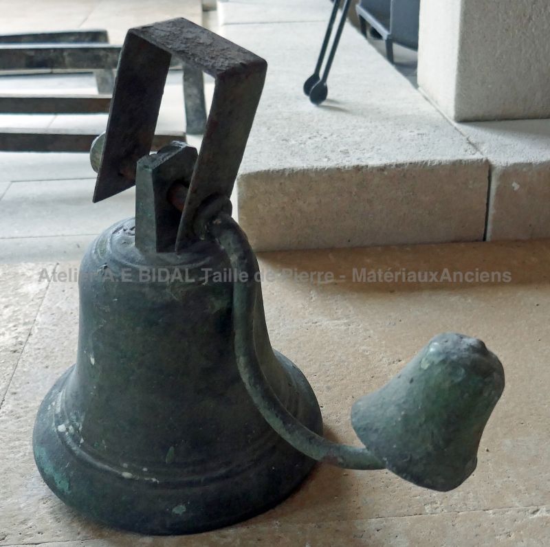 Petite cloche ancienne en bronze par Les Matériaux Anciens en Provence Alain BIDAL