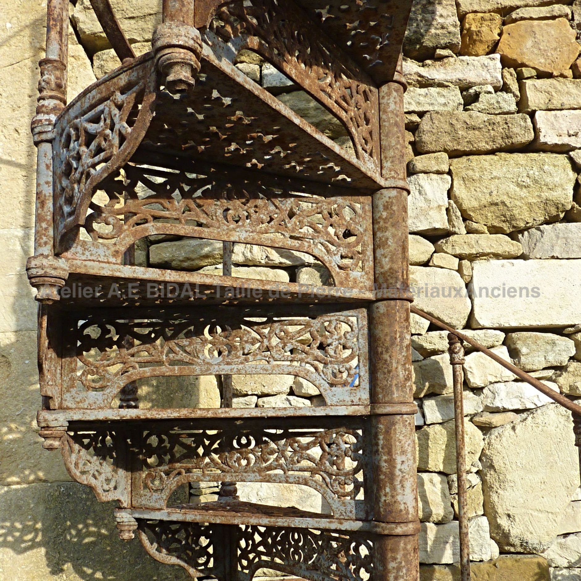 Superbe ancien escalier colimaçon en fonte ** VENDU