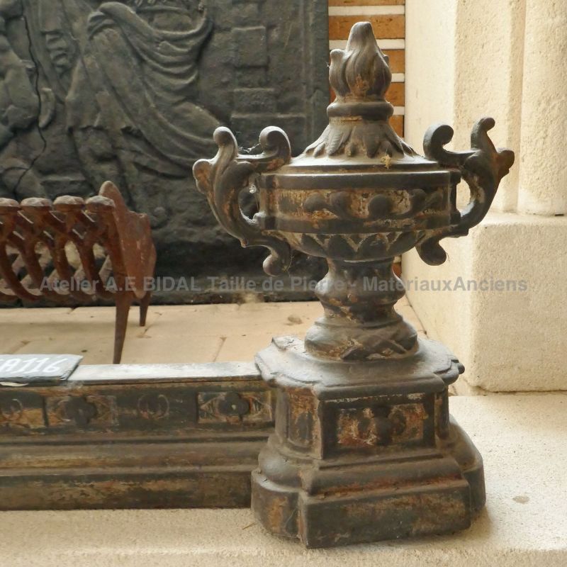 Anciens chenets en fonte en vente chez Alain BIDAL Matériaux Anciens en Provence.