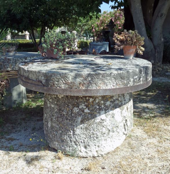 Antique garden furniture : large and massive outdoor table in old stones - Atelier Alain BIDAL, Provence