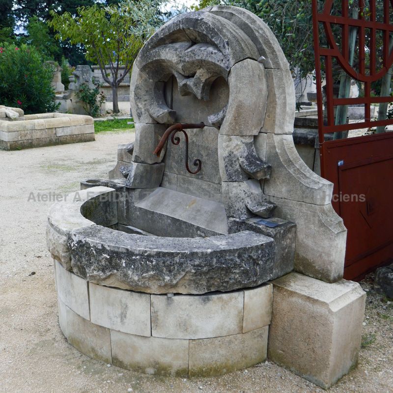 Fontaine Gothique en pierre ancienne | Fontaine en pierre pour l'aménagement de votre espace vert | Fontaine de jardin, une belle création de Bidal en Provence.