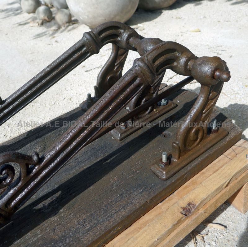 Beautiful manual pump in old brown cast iron - Atelier Alain BIDAL