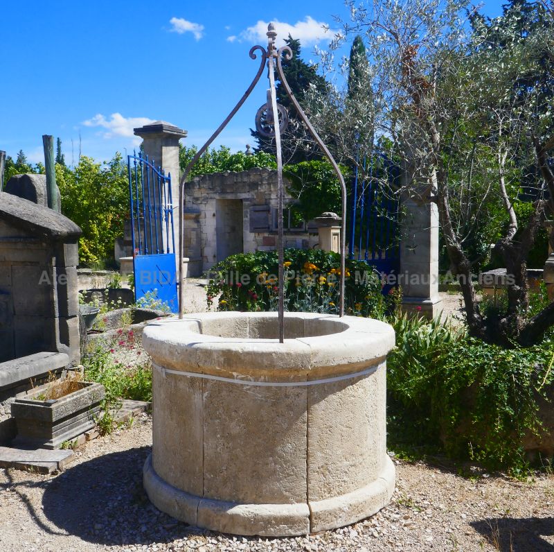 Stone and wrought iron garden well for a beautiful outdoor - For sale at Alain Bidal Antique Materials in Provence