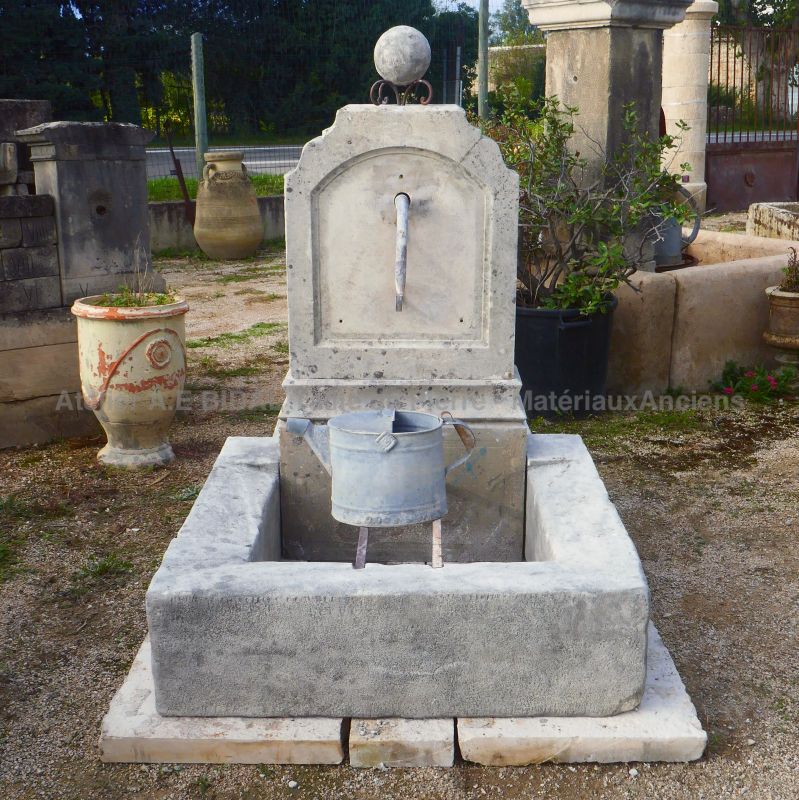 Fontaine en vieilles pierres patinées avec 2 bassins et socle : Atelier Alain BIDAL