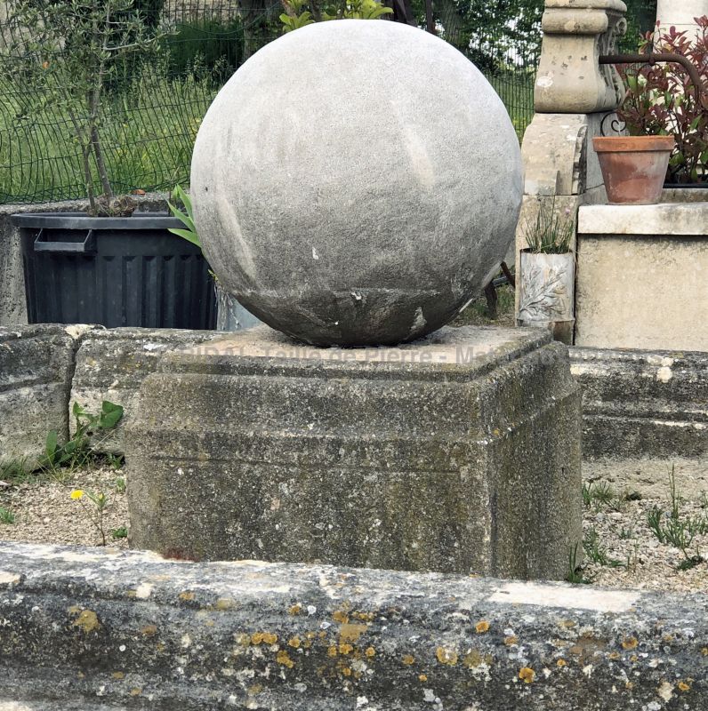 Petit bassin de jardin en vieilles pierres : bassin à eau en pierre par Atelier Alain BIDAL