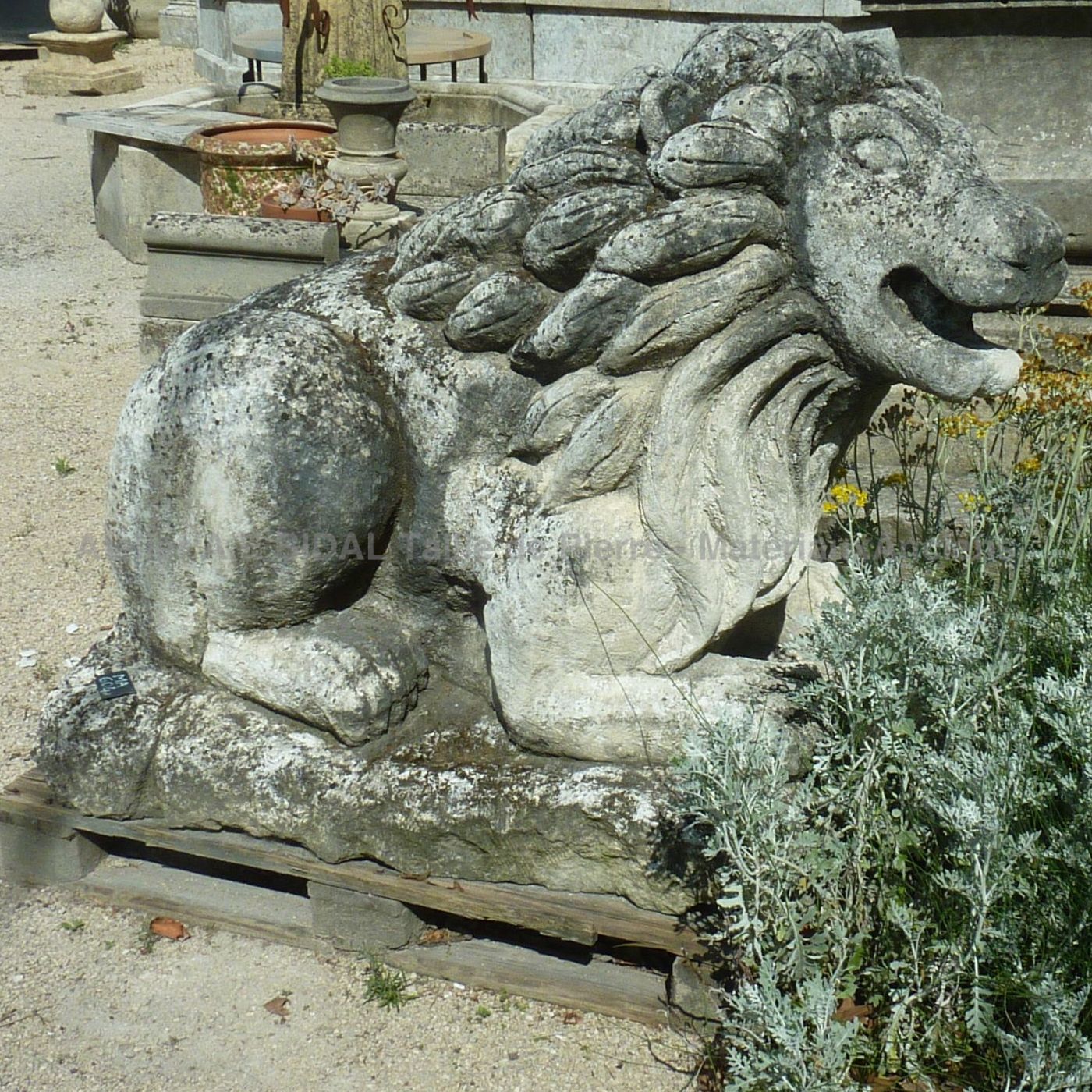 Sculpture ancienne pour une décoration ancienne de caractère.