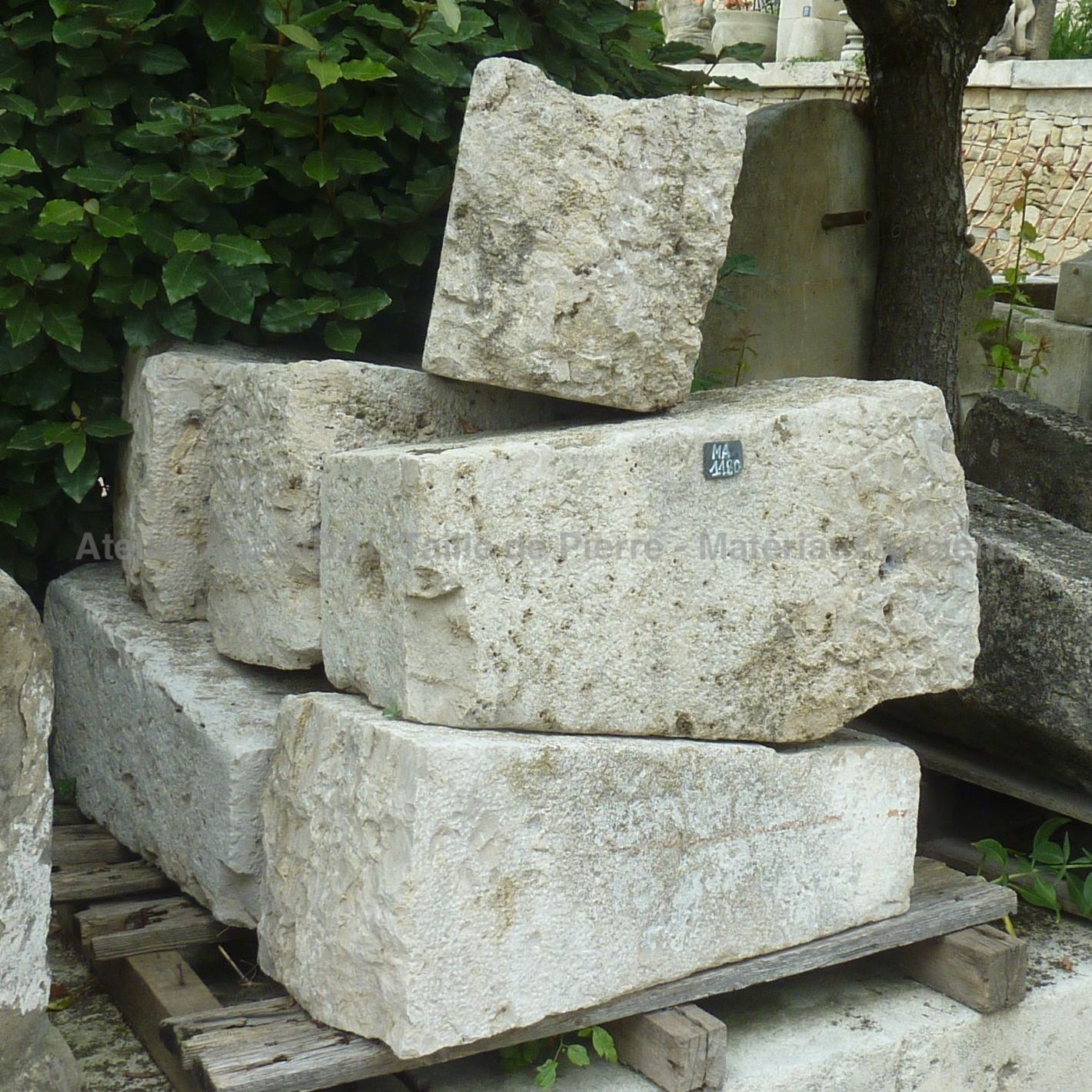 Borne en pierre de type ancien - élément de décoration ancienne pour un espace extérieur.