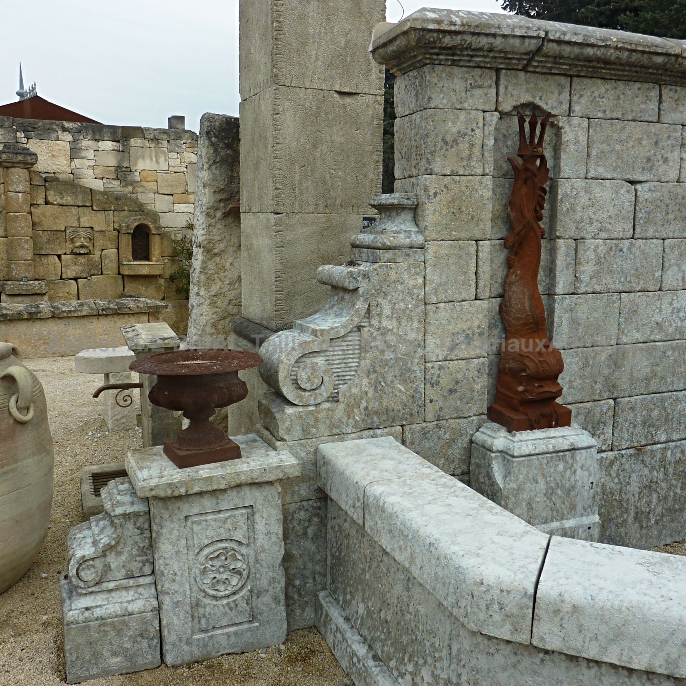 Large fountain with a majestic look | Garden wall fountain with basin for large outdoor area.