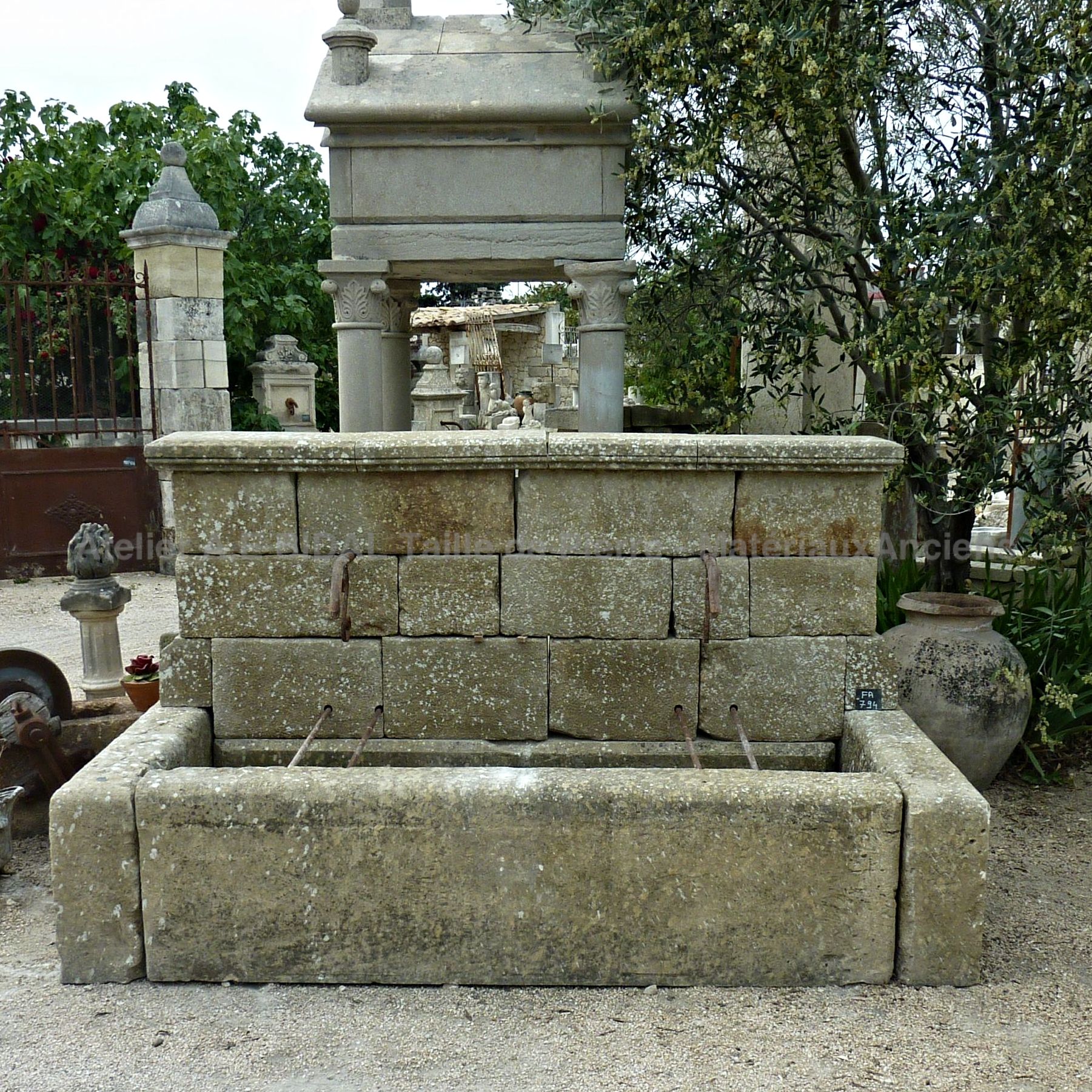 Belle fontaine murale - fontaine de jardin avec bac en pierre patinée.