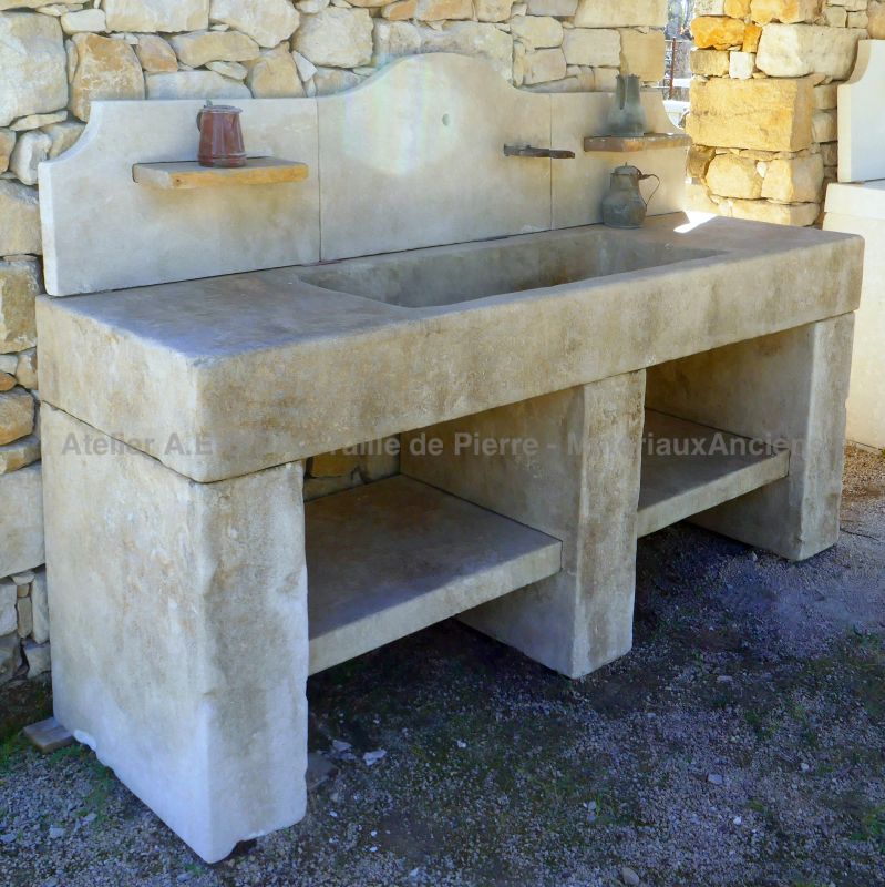 Belle cuisine d'été avec fronton en pierre et éléments en matériaux anciens : Mobilier de jardin ancien