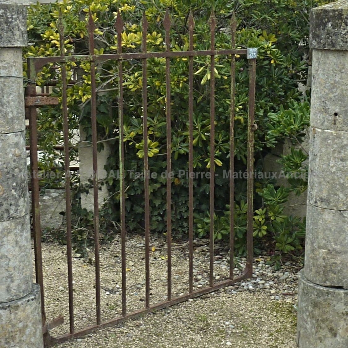 Jolie porte ancienne rustique - portillon ancien d'extérieur.