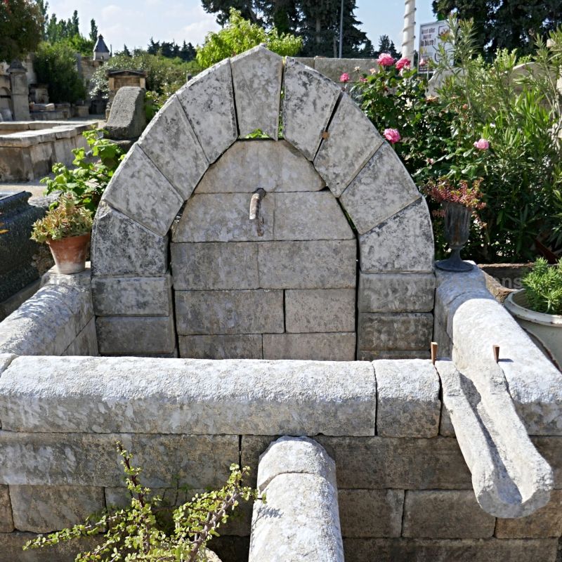 Fontaine provençale en pierre | Large fontaine pour l'aménagement du jardin avec 2 bassins et 1 fronton.
