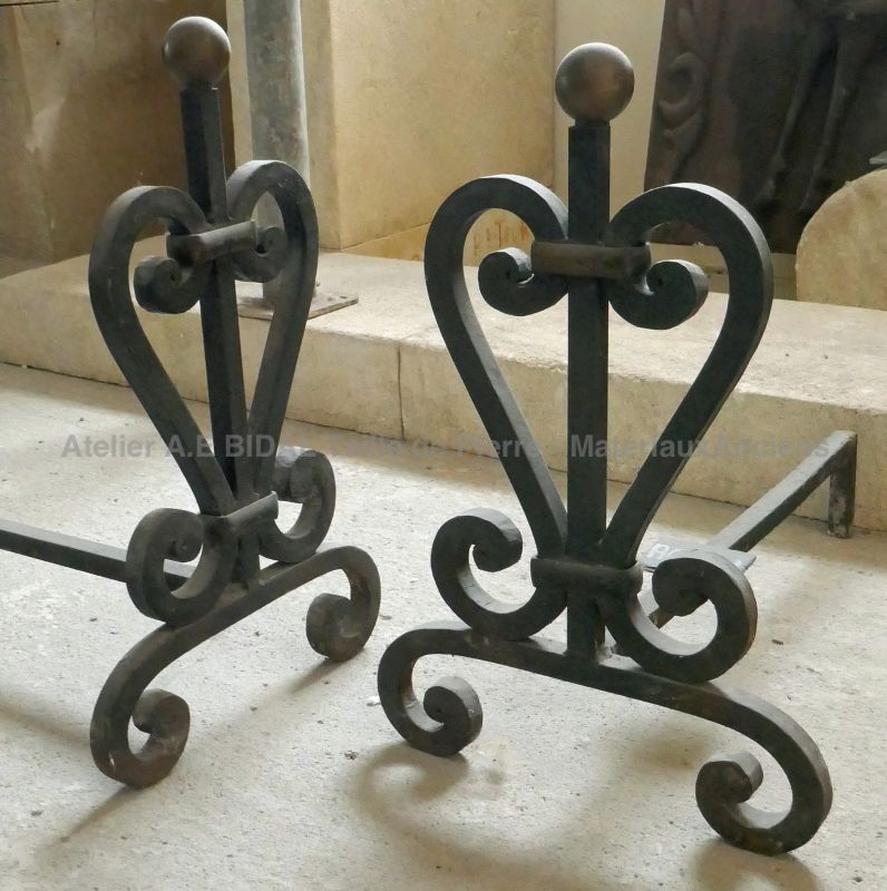 Paire De Chenets Anciens En Fonte - Têtes Octogonales - 20x46 Cm - Cheminée