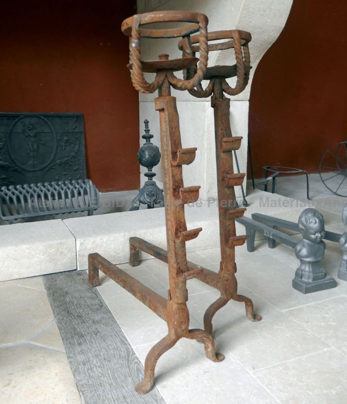 Landiers à double montants et crochets - landiers en fer forgé par Alain BIDAL Matériaux Anciens en Provence