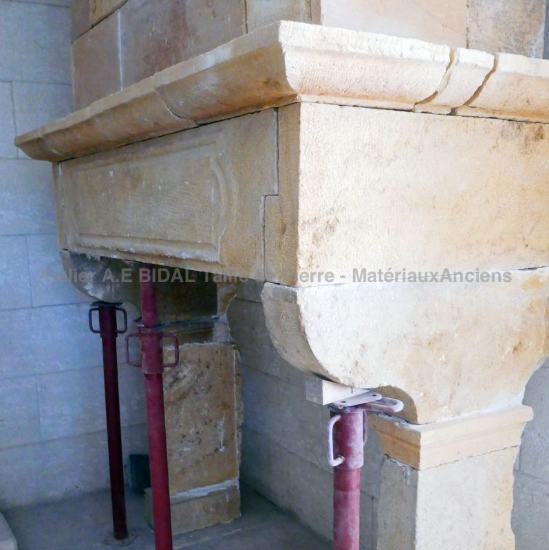 Cheminée en pierre de style Louis XIII vendue avec son trumeau : Atelier Alain BIDAL (Provence)