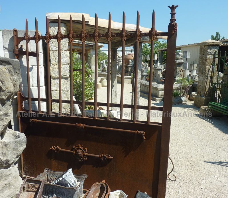 Portail ancien - un portail en fer forgé avec demi-ajournement.