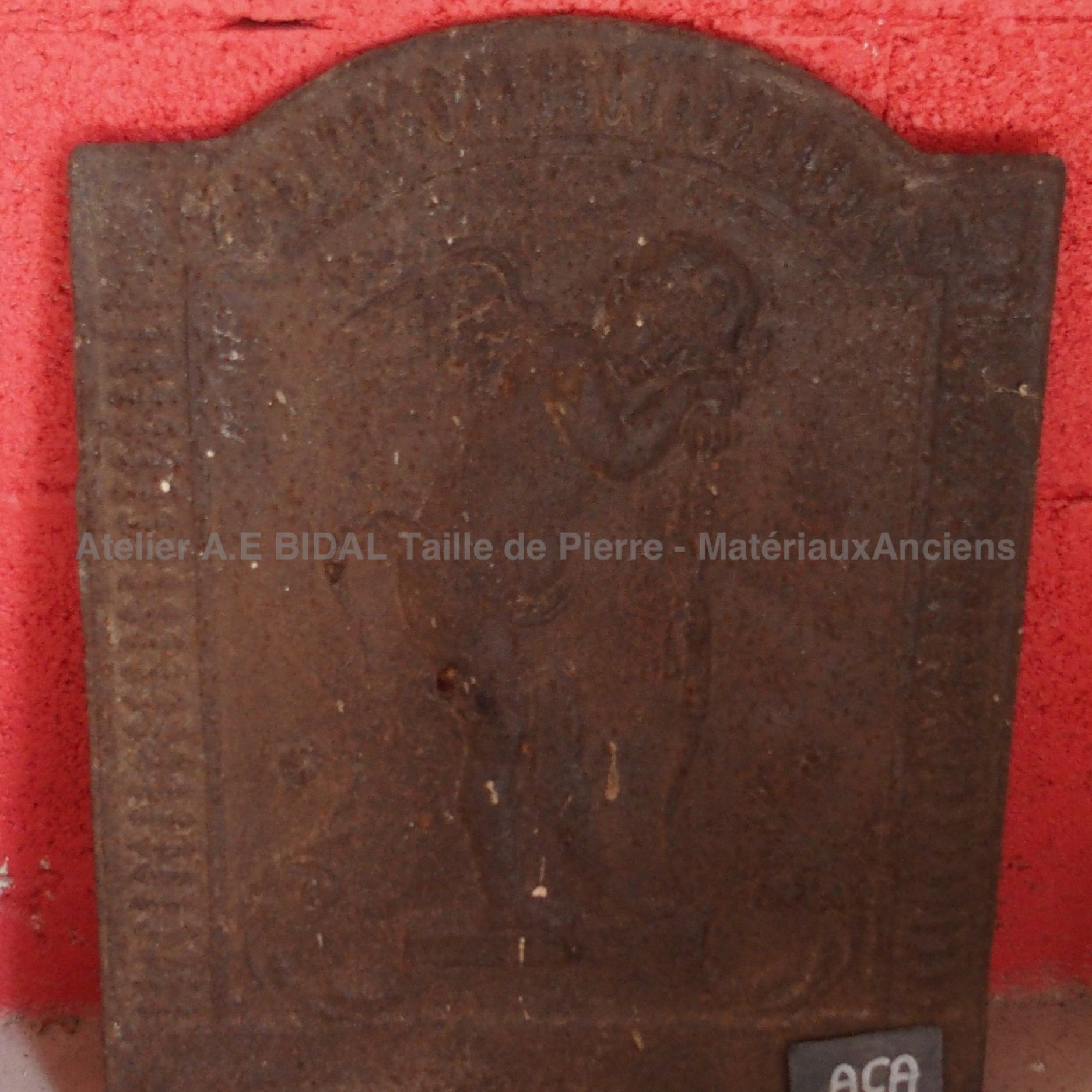 Plaque de cheminée en fonte représentant un angelot assoupi - un bel ouvrage de notre catégorie accessoires de cheminée en fonte ancienne.