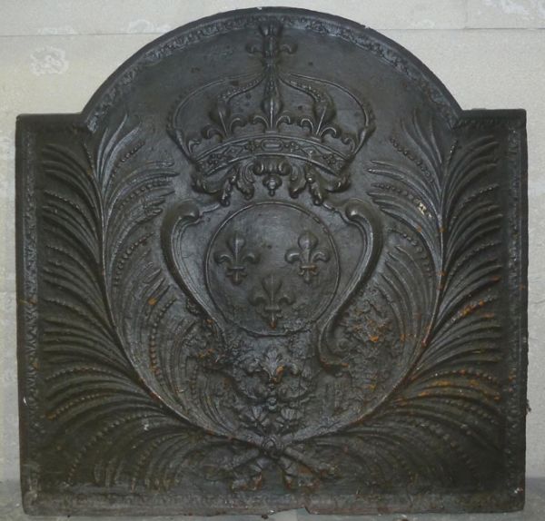 Belle plaque de cheminée en fonte ancienne - décorée des symboles de la famille Bourbons.