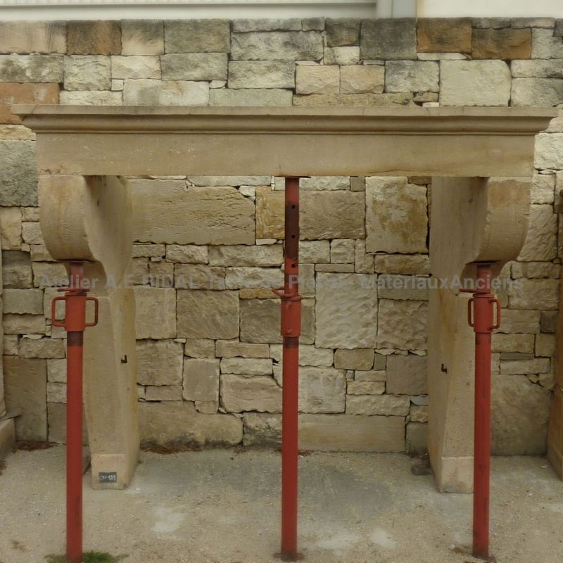 Cheminée rustique réalisée dans de la pierre de Combles-en-Barrois.